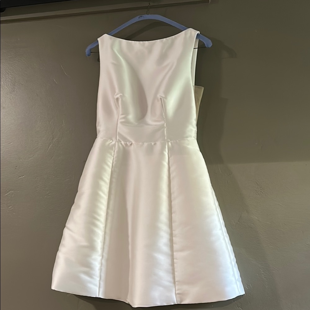 Elegant White sleeveless wedding dress